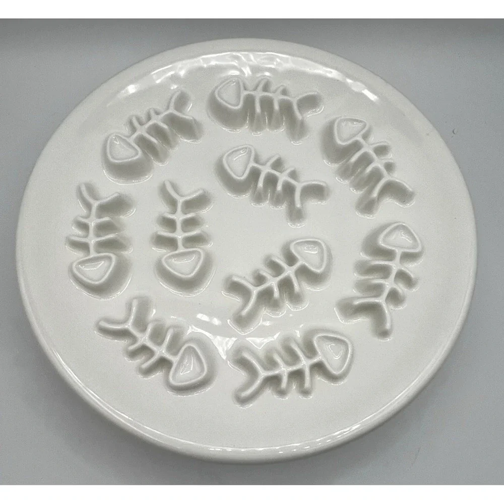 Slow Feeder Puzzle White Ceramic w/ Wood Stand Cat Dog Fish Design‎ 8.25